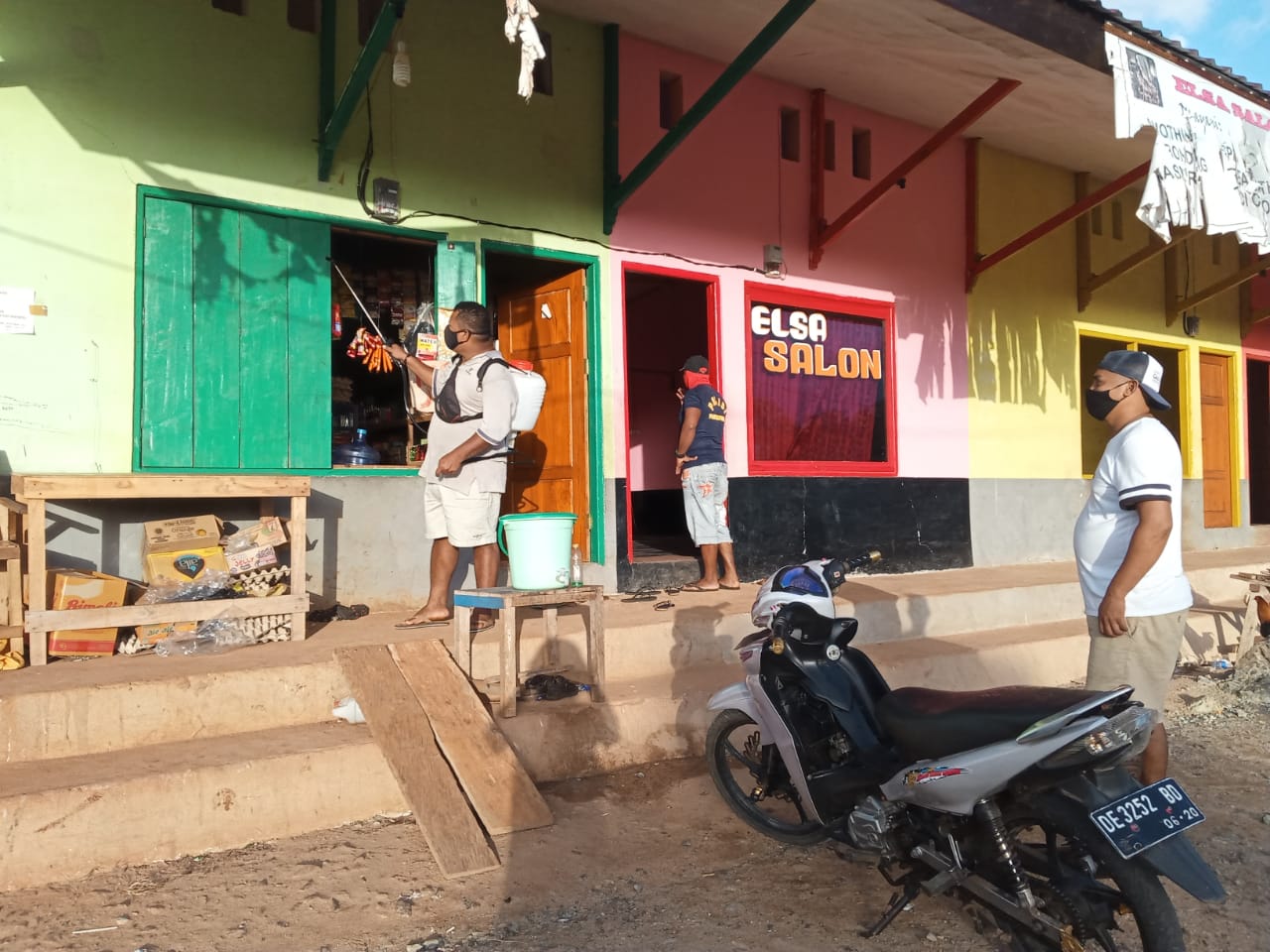 Warga RT 02 Kelurahan Tiakur Lakukan Penyemprotan