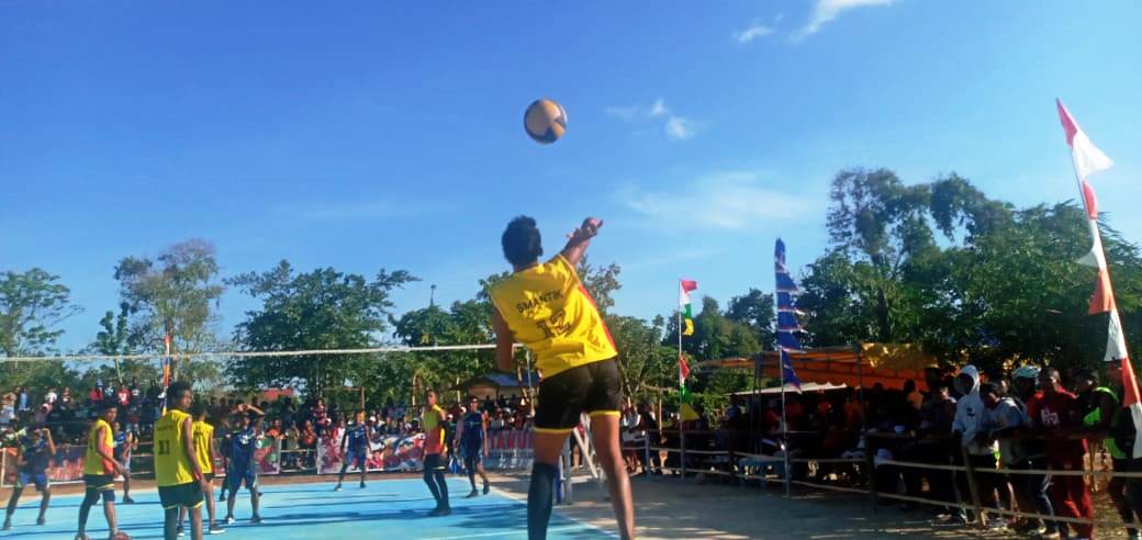 Yesry Lolopaly Buka Pertandingan Bola Volly “Yesry Cup I”