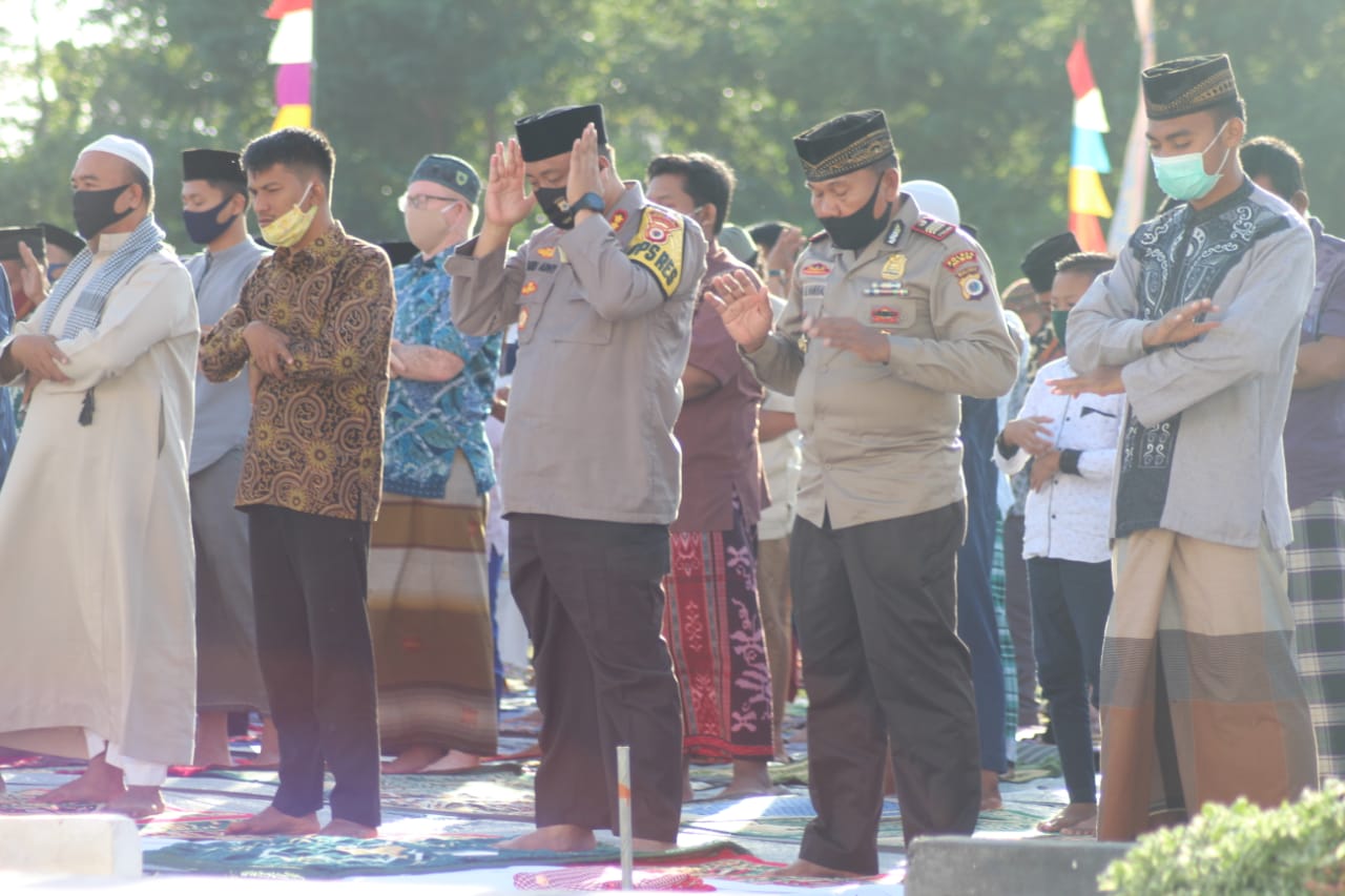 Kapolres Buat Sejarah Baru, Pertama Kali Sholat Ied di Lapangan Polres MBD