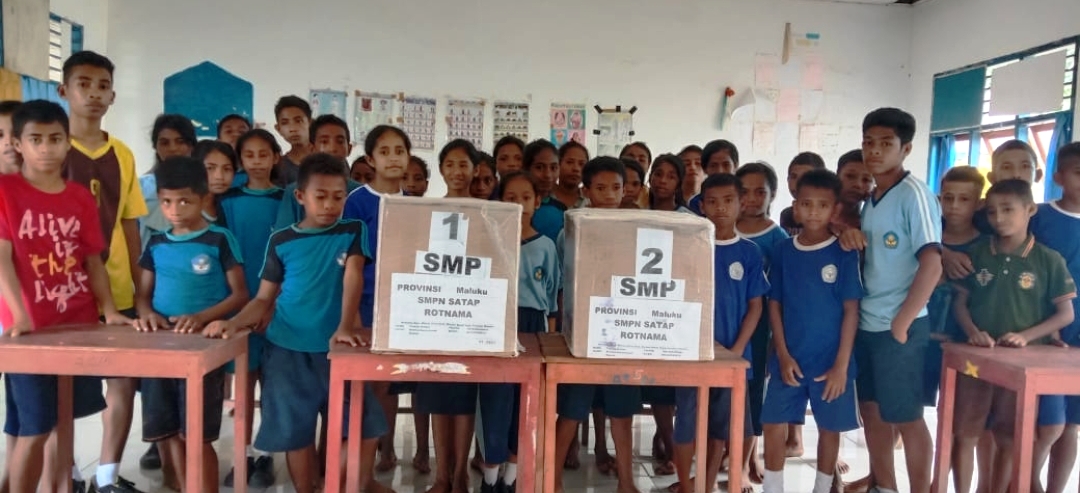 Kemendikbud Bantu SMPN Rotnama Leptop, Proyektor dan Wireless
