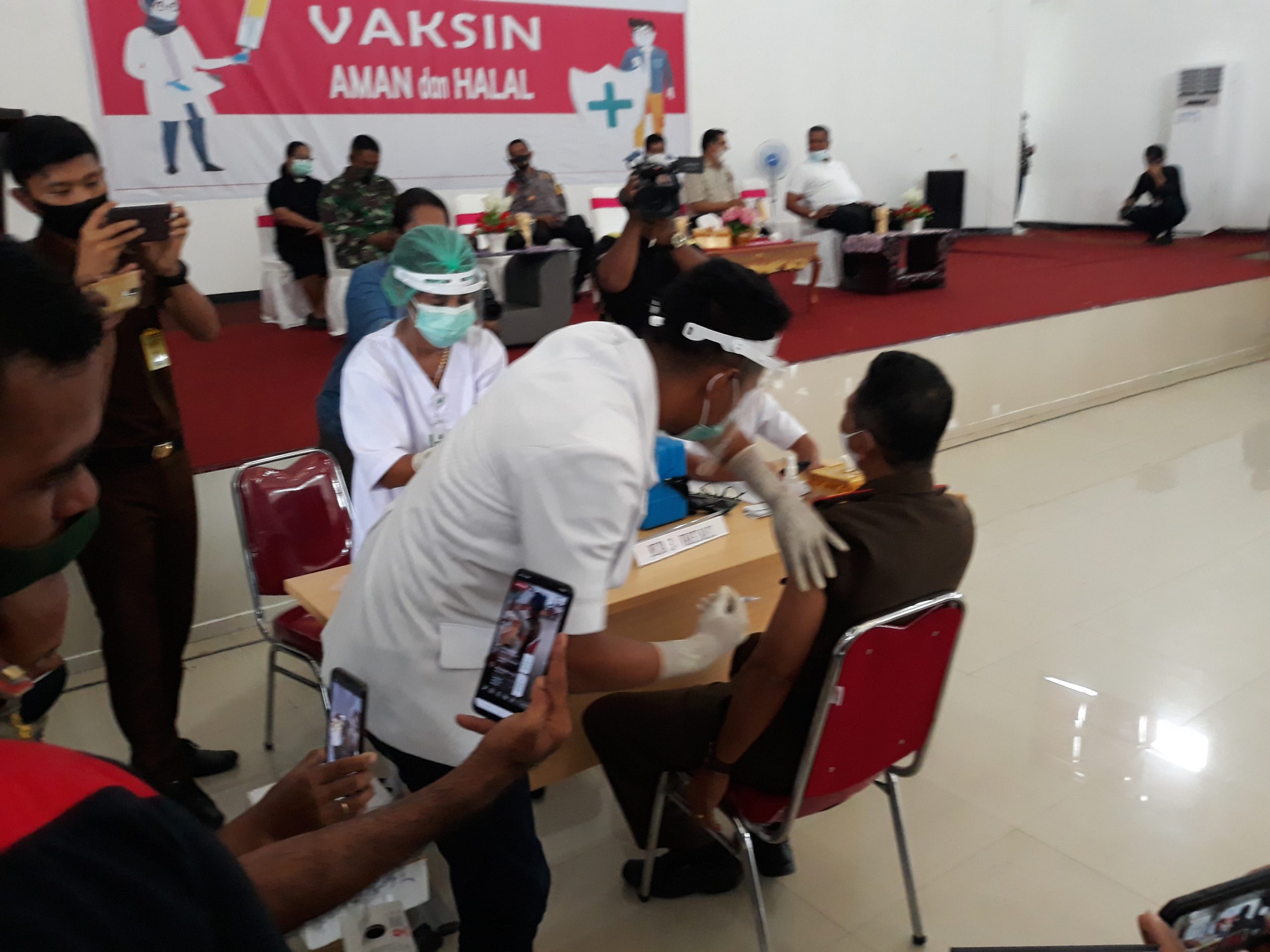Kejari MBD Jadi Orang Pertama Penerima Vaksin Sinovac