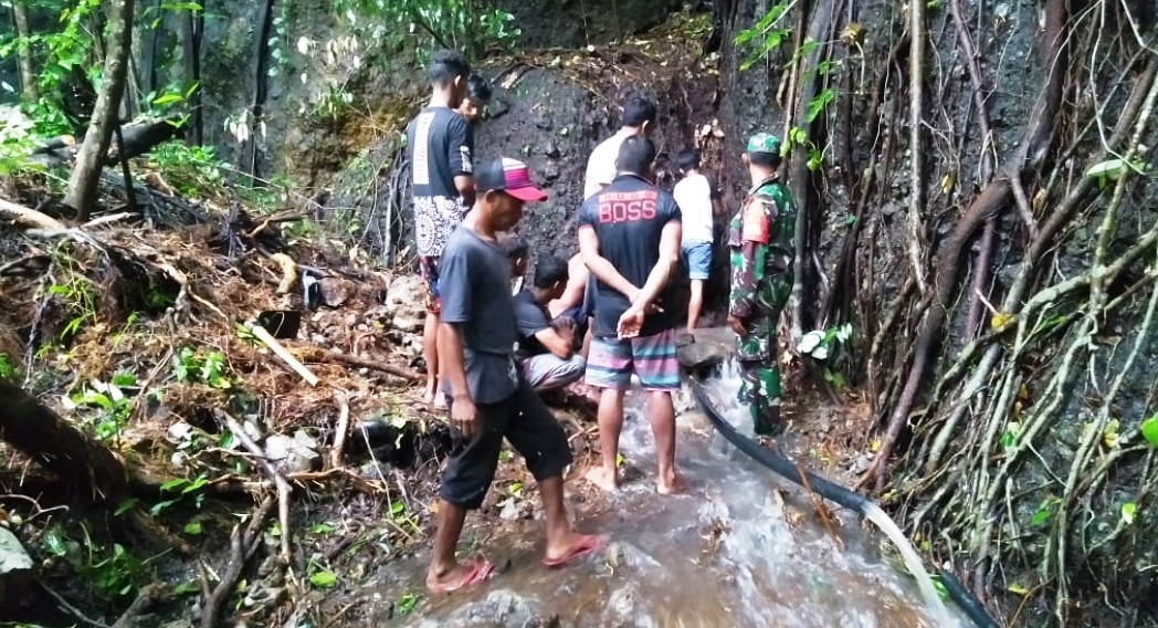 Babinsa Bersama Masyarakat Benahi jaringan Air Bersih