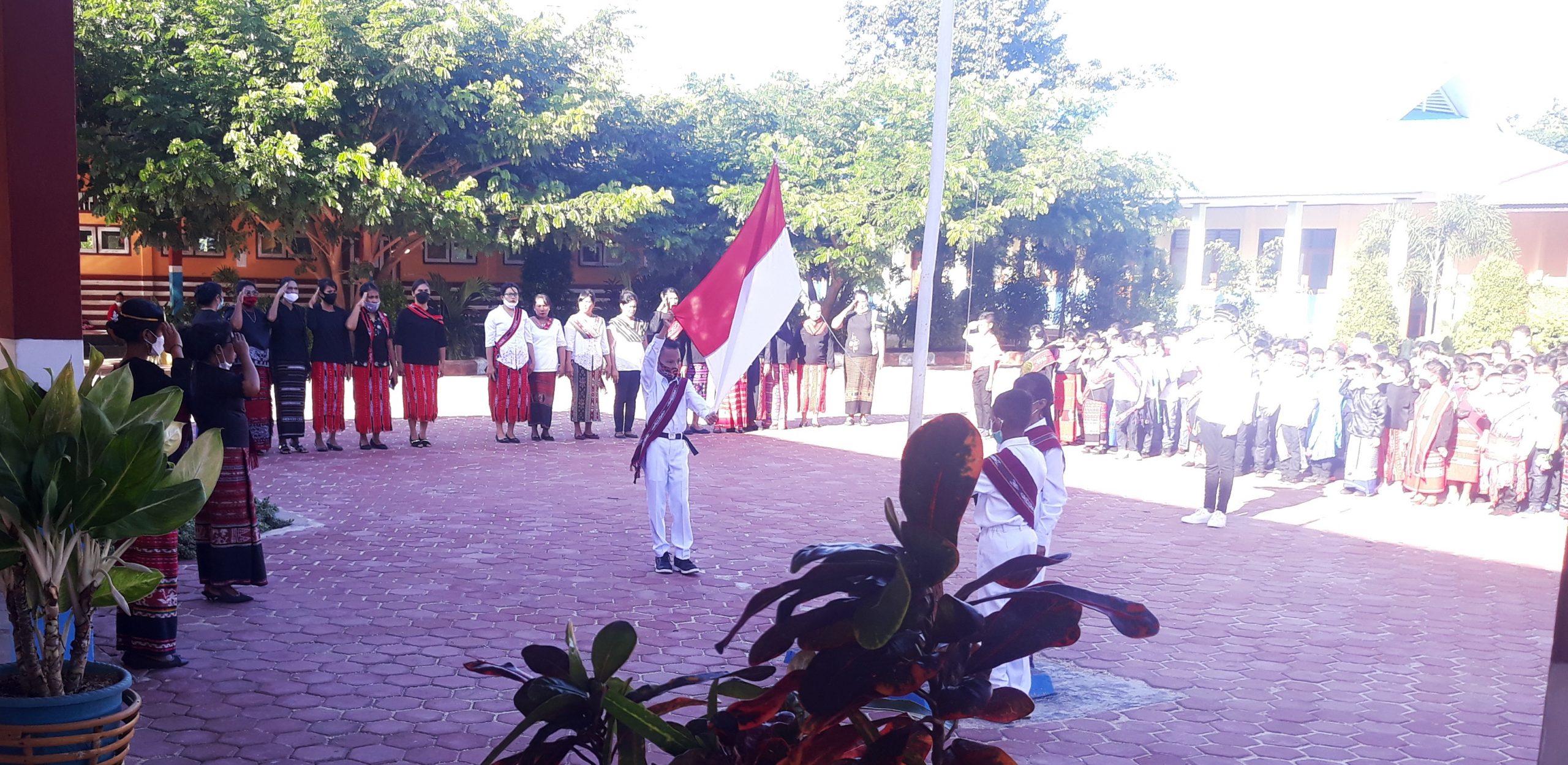 Rayakan Hardiknas, SDN Tiakur Pakai Motif Adat