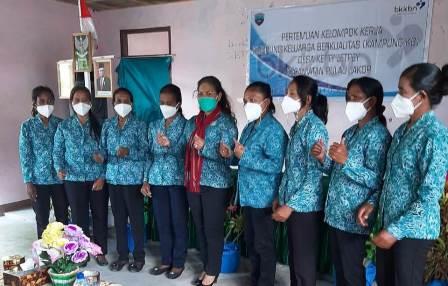 Kunjungi Ketty Letpey, Ketua PKK MBD Ajak Keluarga Ikut Vaksin