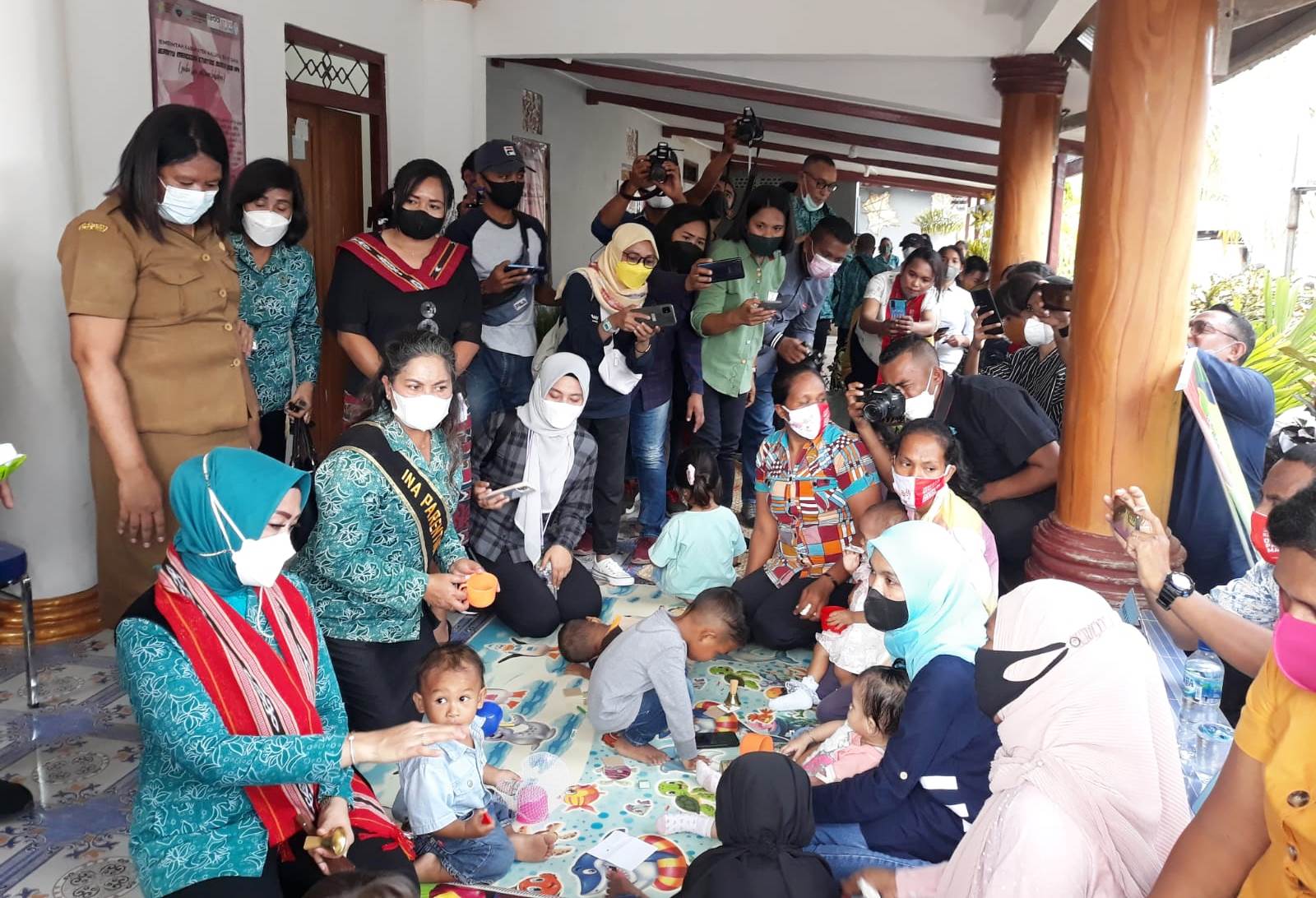 Kunjungi Posyandu Wakarlely, Ina Parenting Dampingi Duta Parenting Maluku