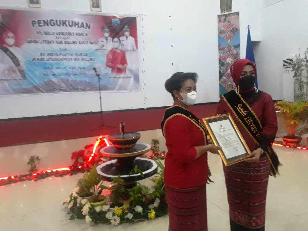 Relly Loblobly Noach Dikukuhkan Sebagai Bunda Literasi