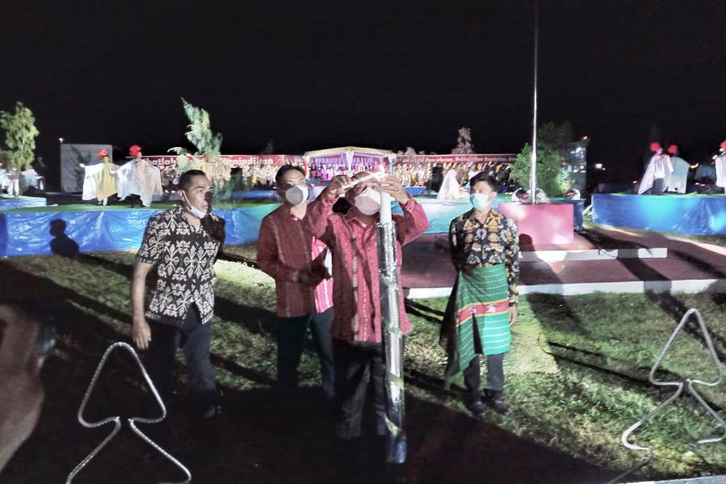 Kilauan Lilin Natal Nasional Bercahaya Di Tapal Batas