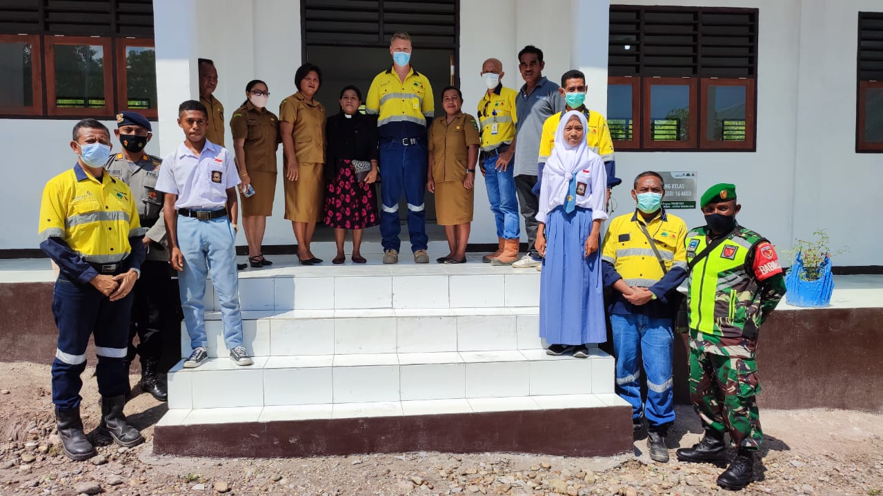 BKP-BTR Serahkan 2 RKB Kepada SMAN 16 MBD