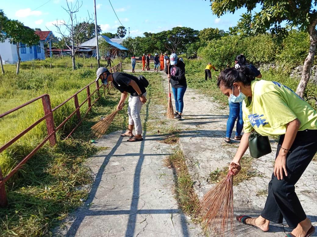 DLH, BPBD MBD Gelar Bakti dan Beri Bantuan di Moain