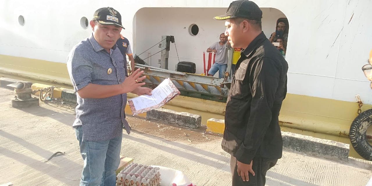 Bupati MBD Salurkan Bantuan Korban Bencana di Damer