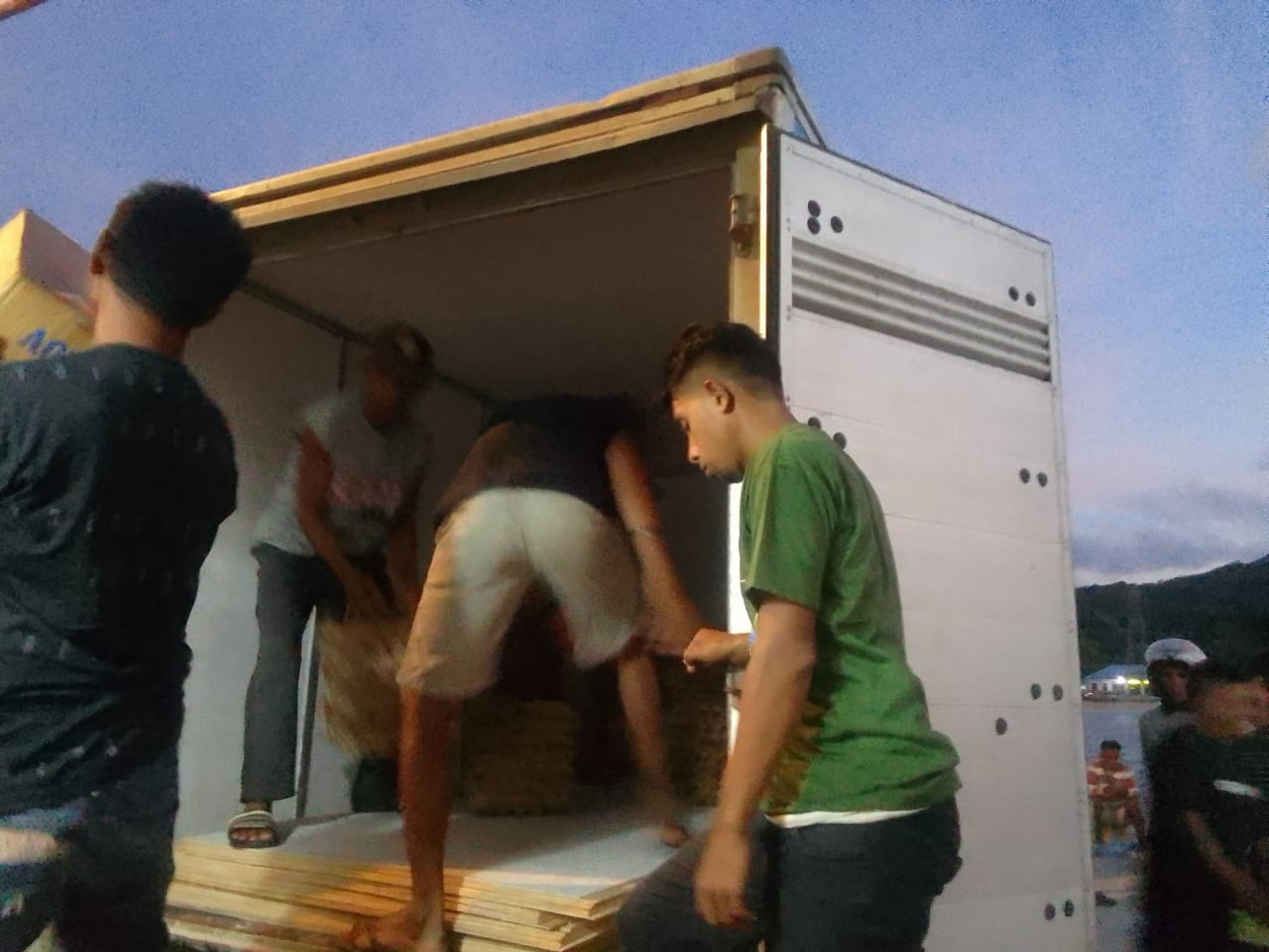Pemkab MBD Salurkan Bantuan Korban Bencana Romang