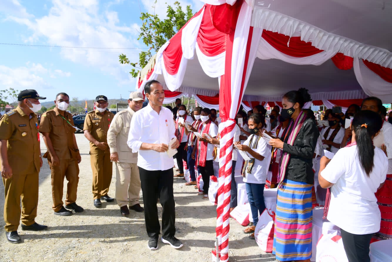 Jokowi Tinjau Penyerahan BLT BBM, Sembako dan BLT di Tiakur
