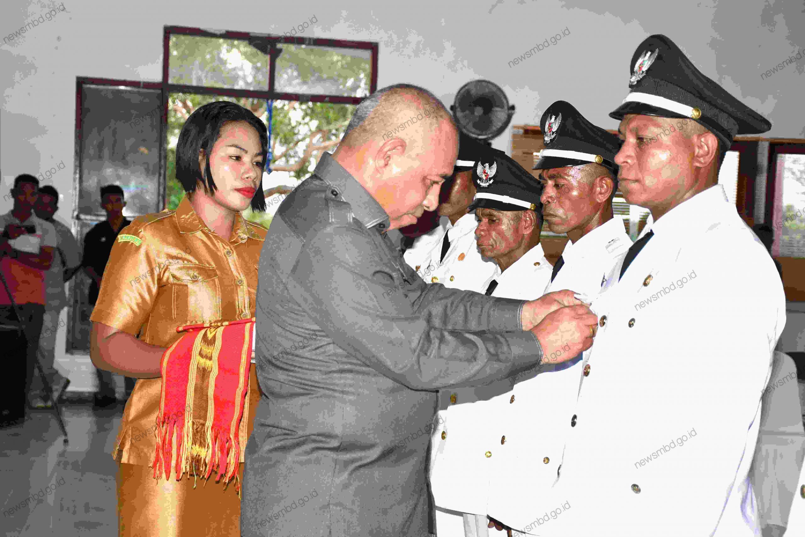 Bupati MBD Lantik 8 Kades Wetar Utara dan Lakor