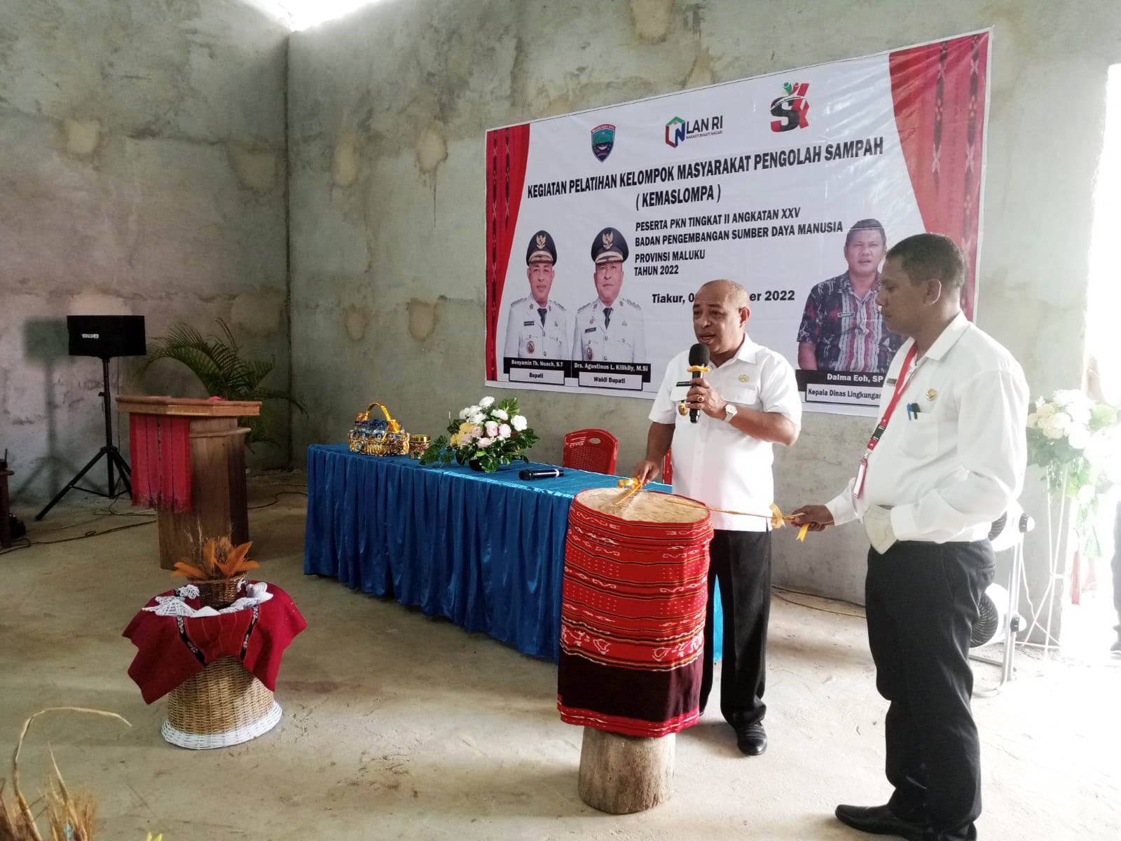 Pukul Tifa, Bupati Noach Buka Pelatihan Kemaslompa