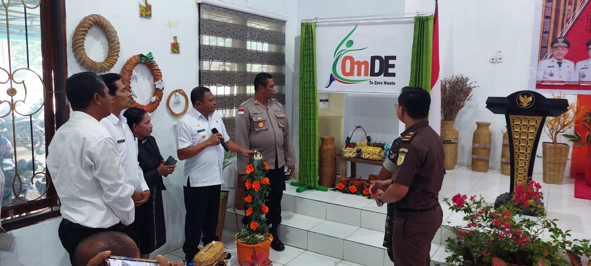 Wabup Kilikily Launching Produk Daur Ulang Sampah
