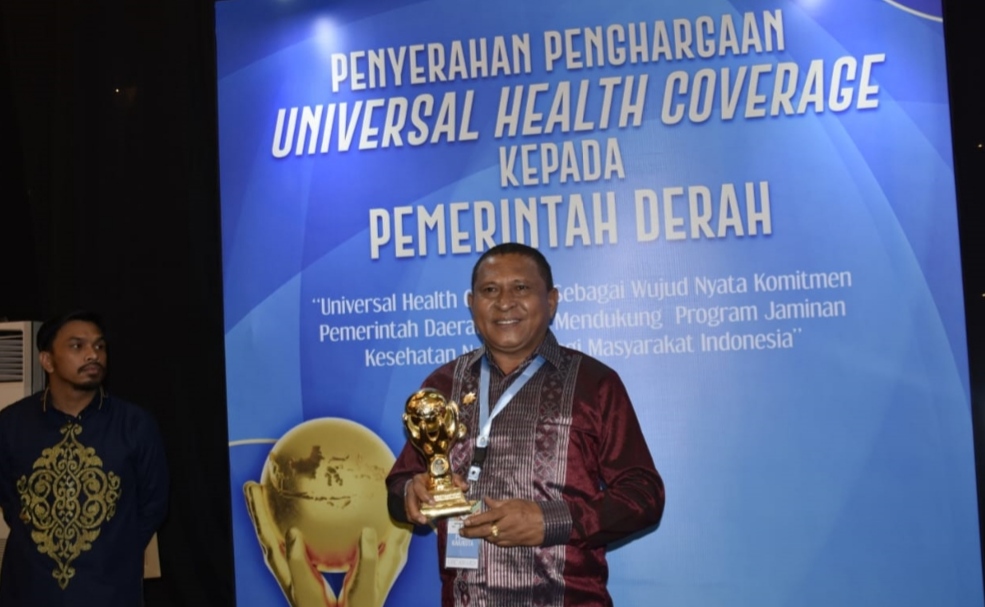 PEMKAB MBD TERIMA PENGHARGAAN UHC AWARD 2023