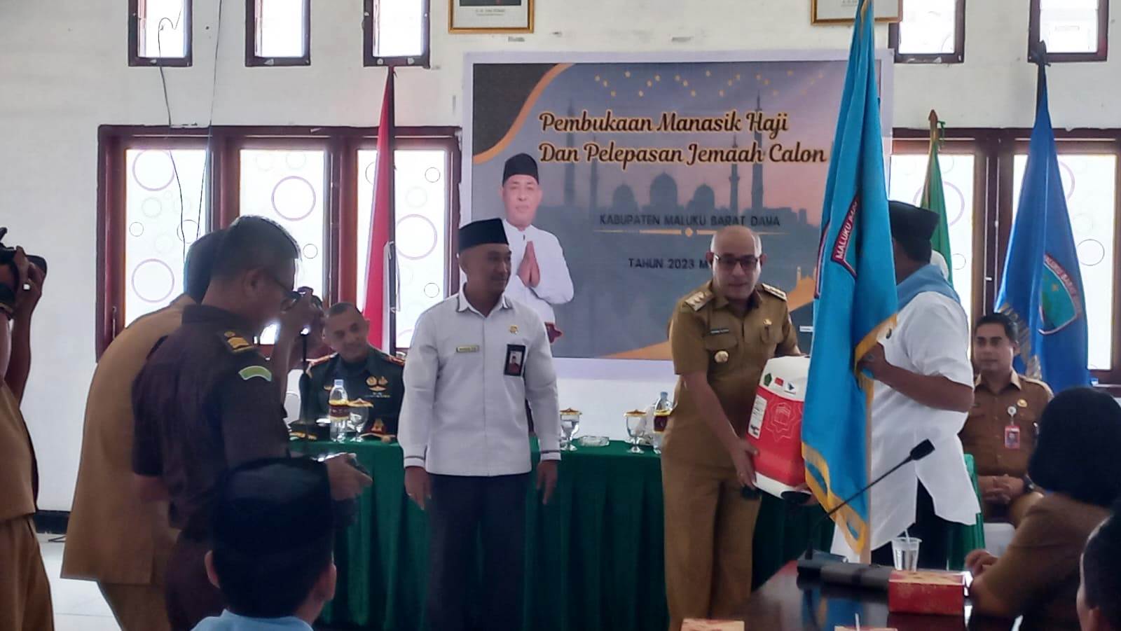 Bupati MBD Lepas 8 Jemaah Calon Haji