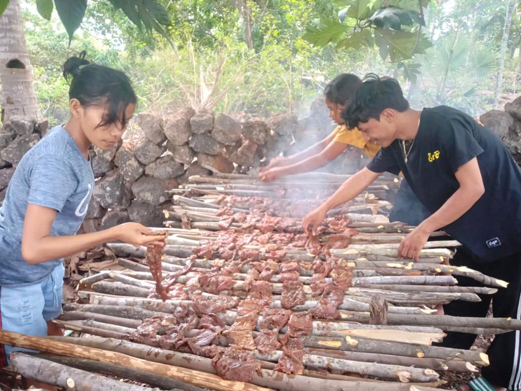 Kontribusi Ekonomi Kreatif, KKN Mahasiswa PSDKU Unpatti MBD Desa Tounwawan