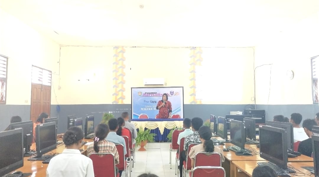 SMA Negeri 13 MBD Gelar Pelatihan Jurnalistik dan Desain Grafis