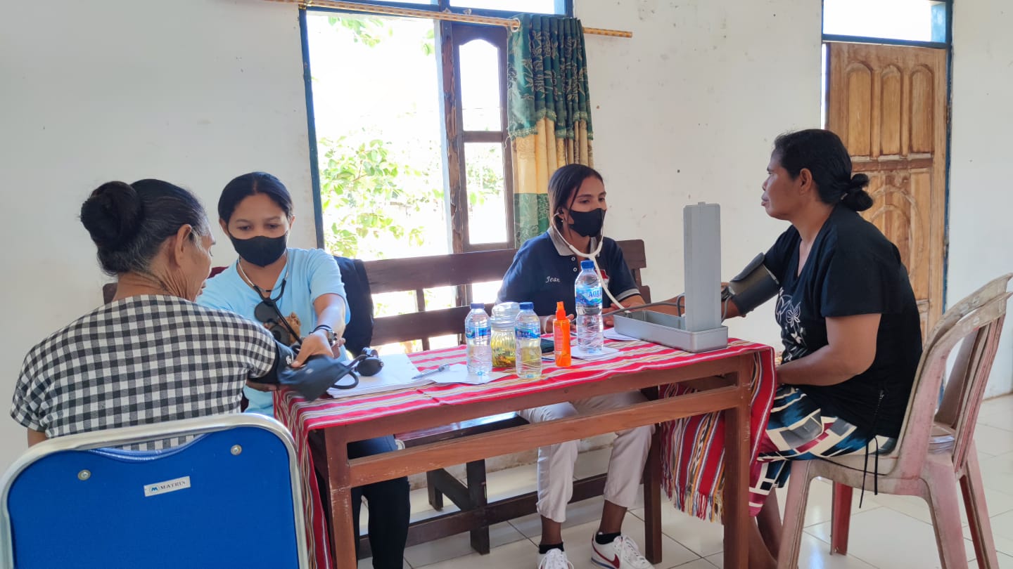 Warga Luhulely Antusias Ikut Pelayanan Kesehatan GMKI