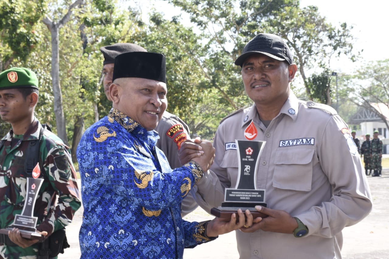 Wabup Serahkan Penghargaan Donor Darah Terbanyak