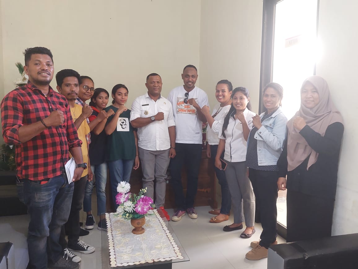Kades Rotnama Serahkan Beasiswa Mahasiswa PSDKU Unpatti MBD