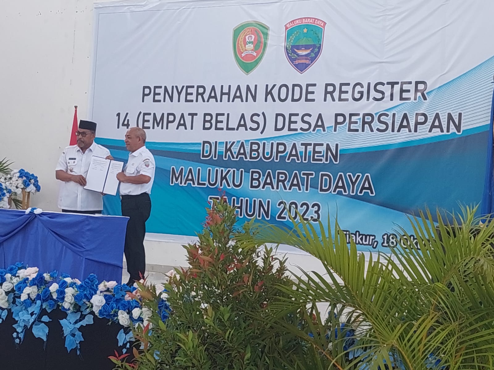 Gubernur Maluku Serahkan 14 Kode Register Desa Persiapan MBD