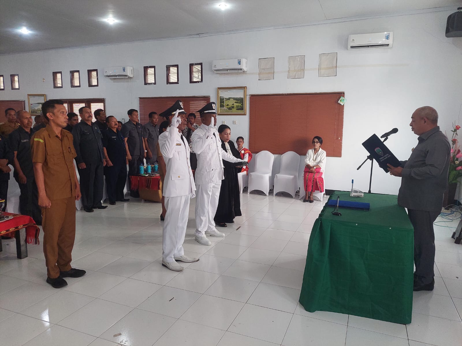 Bupati Noach Lantik Kades Ketty-Letpey dan Ustutun