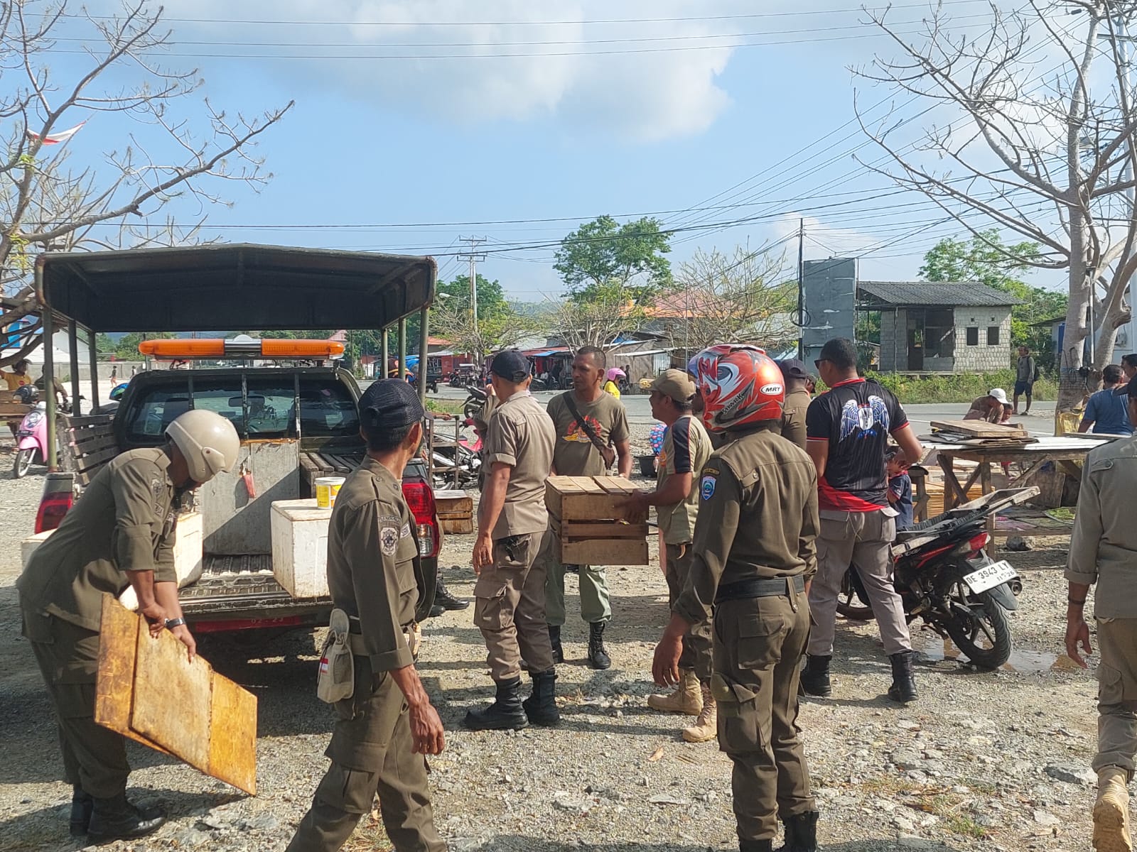 Satpol PP MBD Tertibkan Puluhan Pedagang Ikan Tiakur
