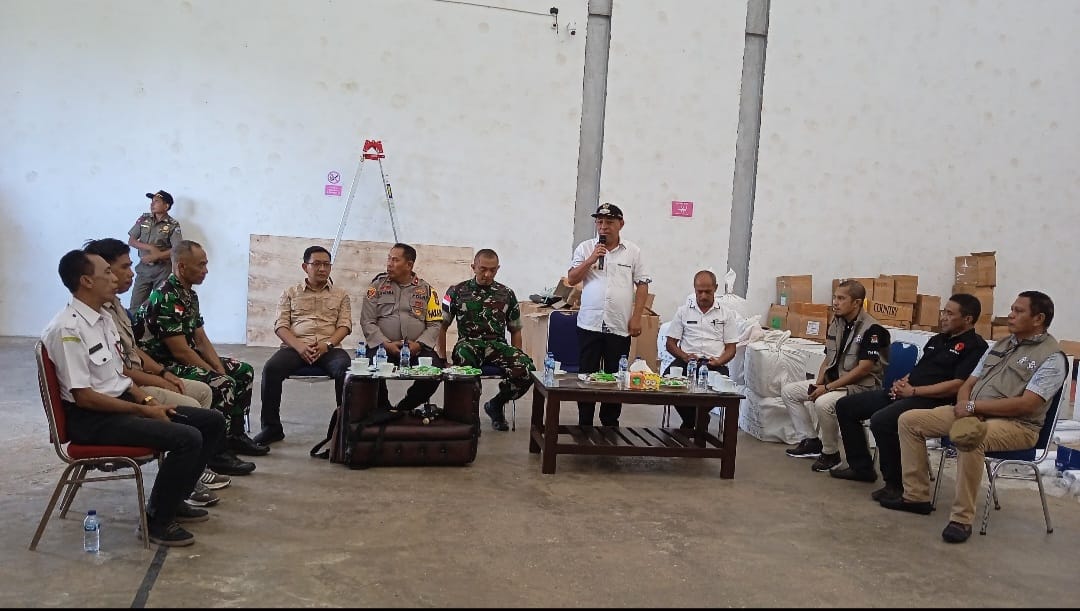 Bupati Noach Tinjau Kesiapan Distribusi Logistik Pemilu