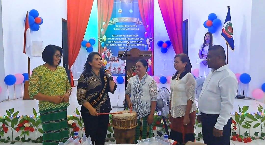 Rely Noach Buka Pagelaran Seni dan Budaya TK Kalwedo