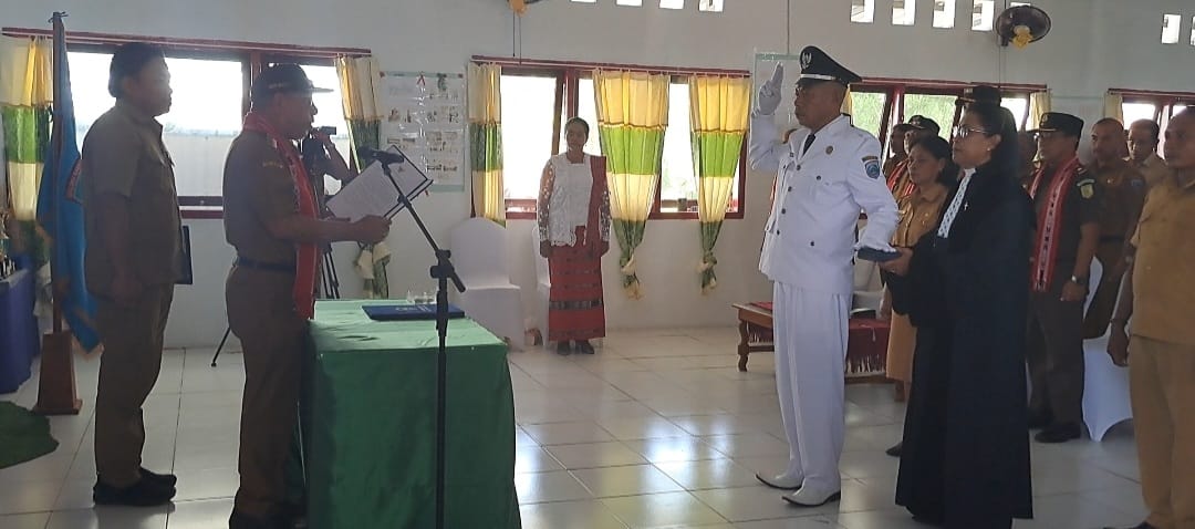 Bupati Noach Lantik Kades Wakarlely