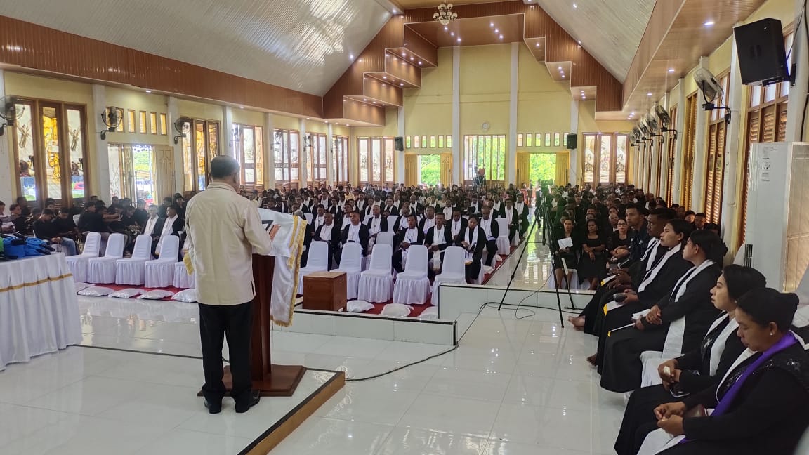 Wabup MBD, Penthabisan Penatua dan Diaken Jadi “Kawan Sekerja Allah”