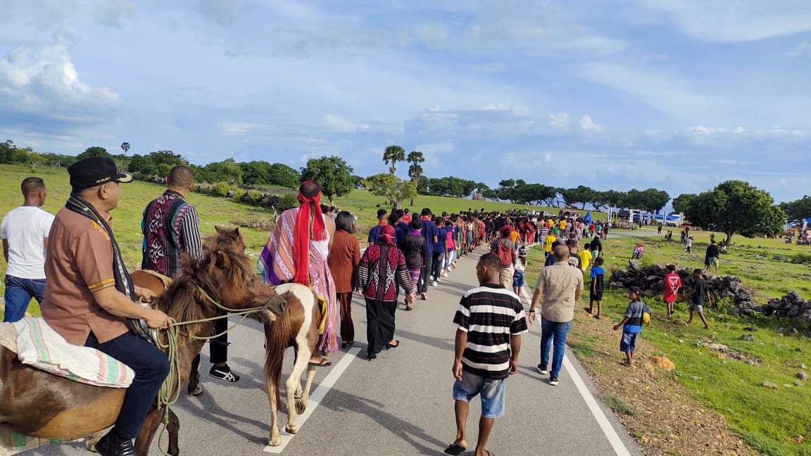 Wabup Kilikily Buka Festival Budaya Riuk Raya Moa