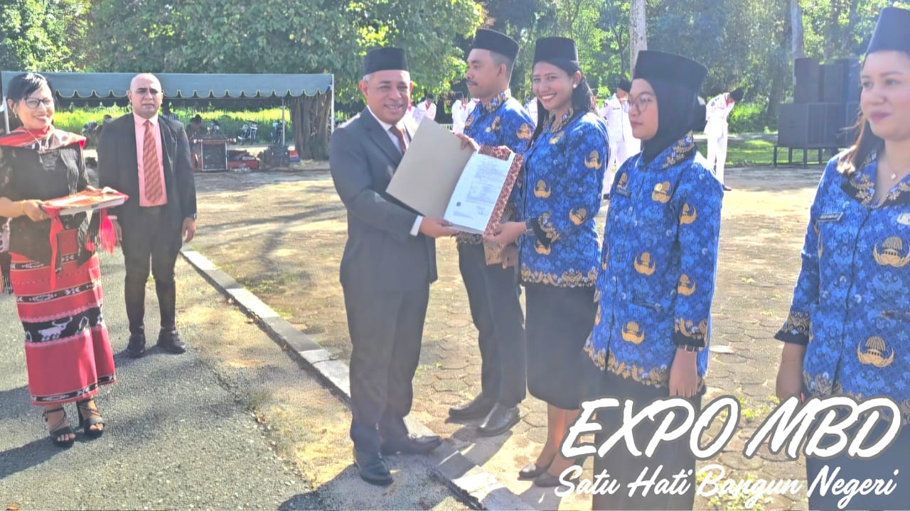 Bupati Noach Serahkan 241 SK CPNS Formasi Tahun 2024