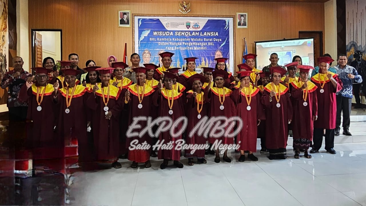 Wisuda Emas 20 Lansia Sekolah Kamboja Kaiwatu