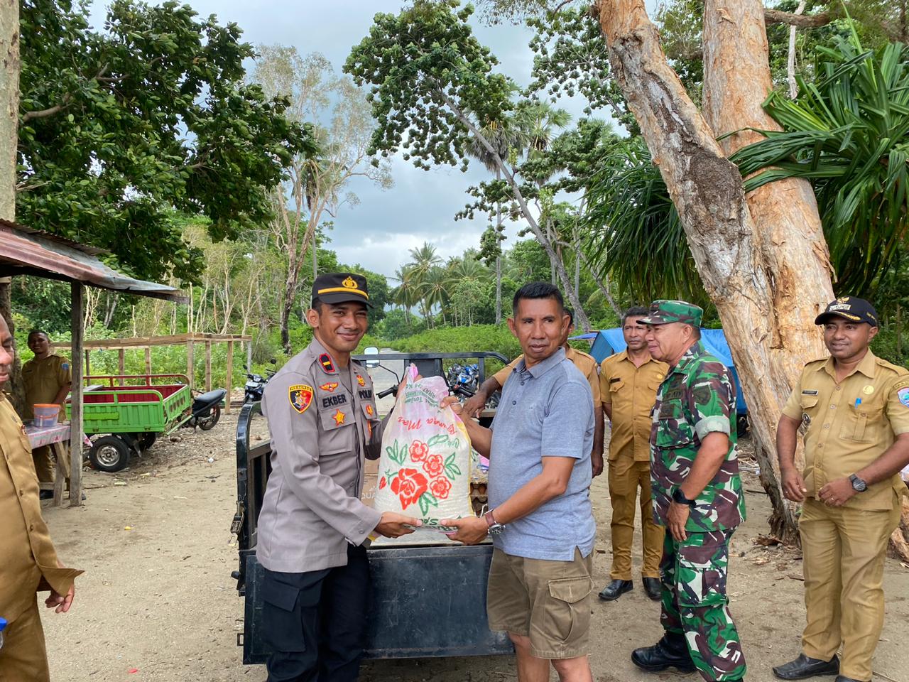 Kapolsek Tepa Bersama Forkopimcam Bantu Sembako Bagi Penumpang Sanus 34