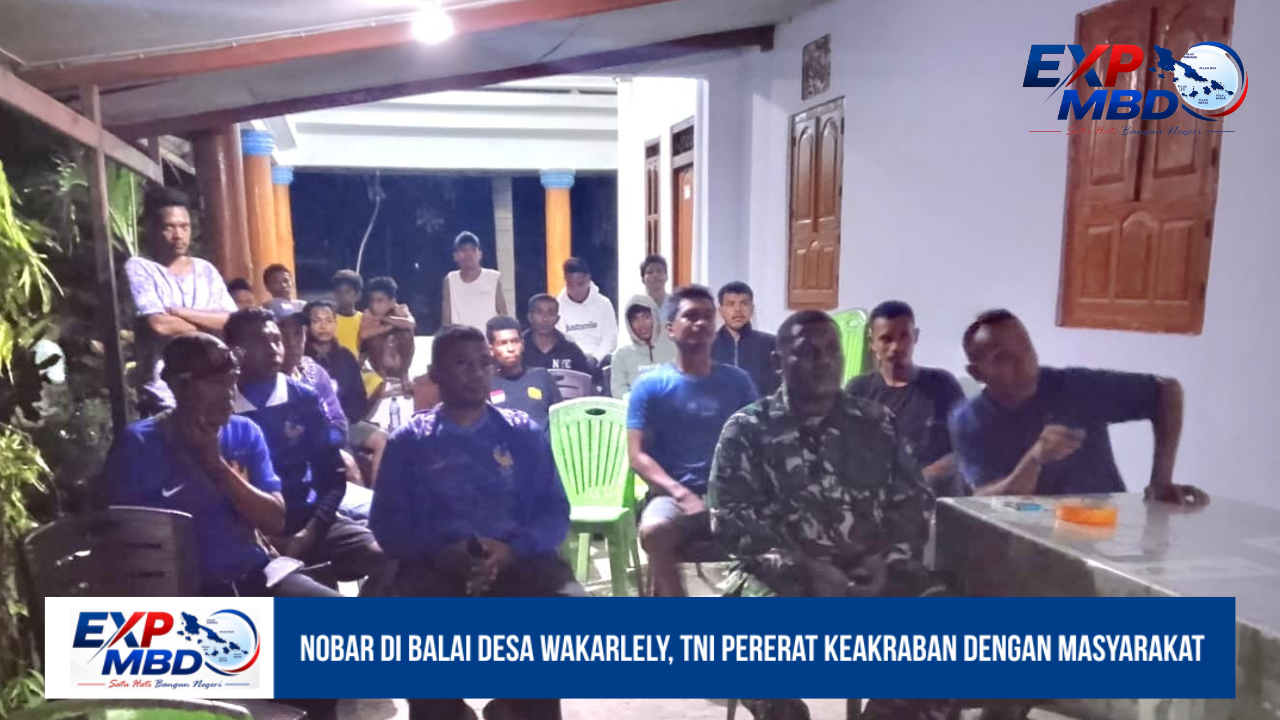 Nobar di Balai Desa Wakarlely, TNI Pererat Keakraban Dengan Masyarakat