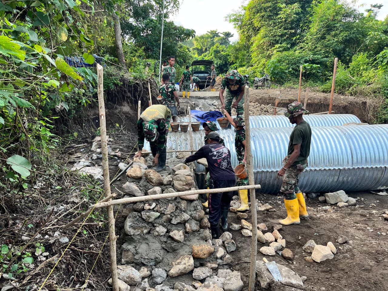 TNI Bersama Rakyat Bangun JMP Armco Wetar Selatan
