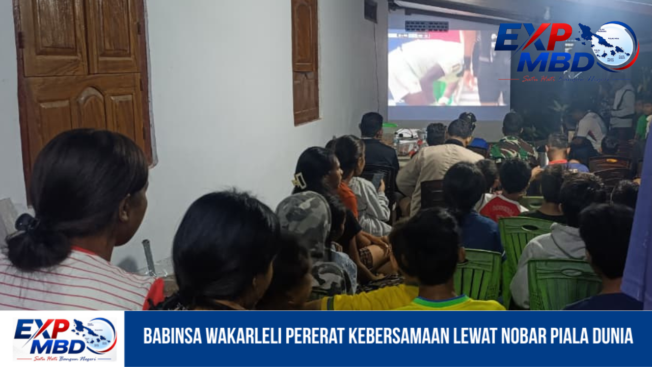 Babinsa Wakarleli Pererat Kebersamaan Lewat Nobar Piala Dunia