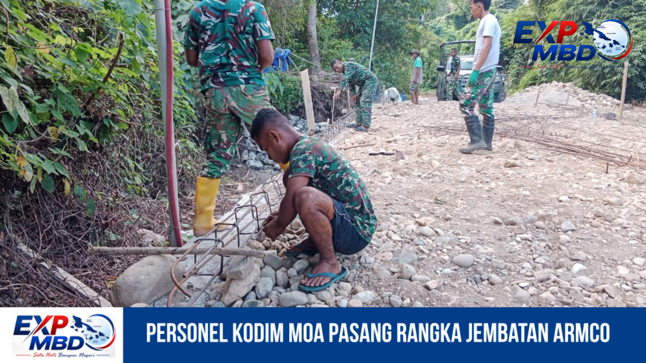 Personel Kodim Moa Pasang Rangka Jembatan Armco