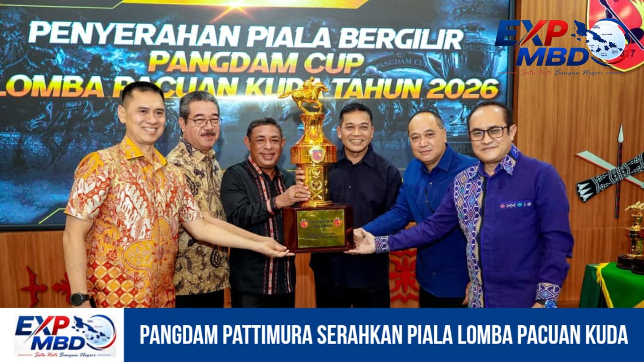 Pangdam Pattimura Serahkan Piala Lomba Pacuan Kuda